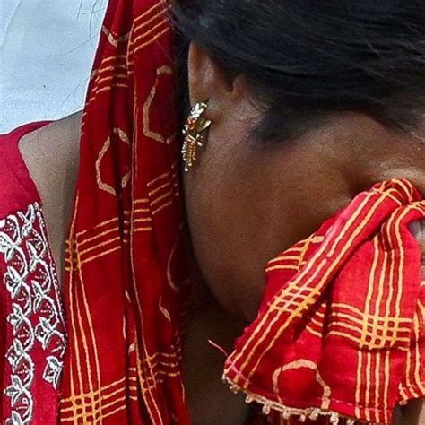 mujeres indias desnudas|La humillante tradición de hacer desfilar a mujeres desnudas。